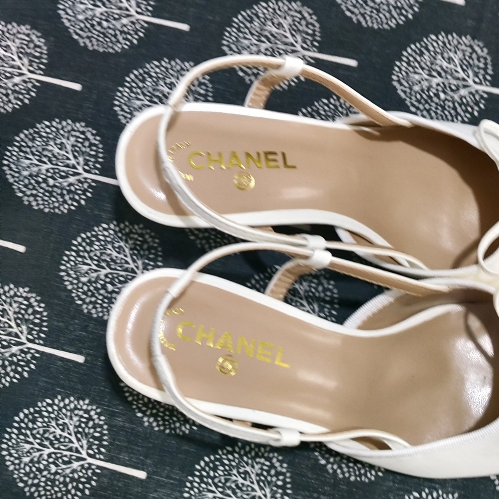 CHANEL Black and White Two-Tone Pointed Slingback Pumps - Picture 2 of 11